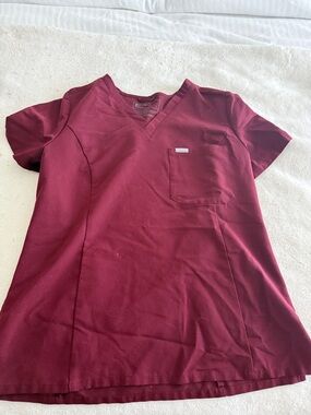 Figs Women's Short Sleeve Scrub Top in Burgundy